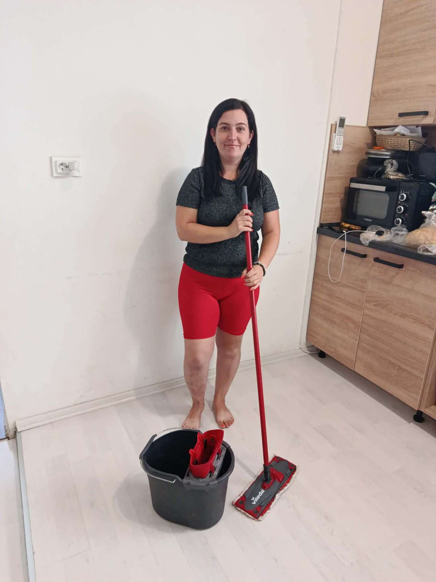 A Lélegző Otthon csapatának tagja munka közben